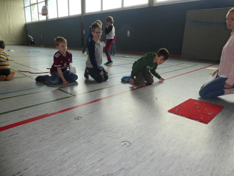 Bewegungsspiele in der Turnhalle