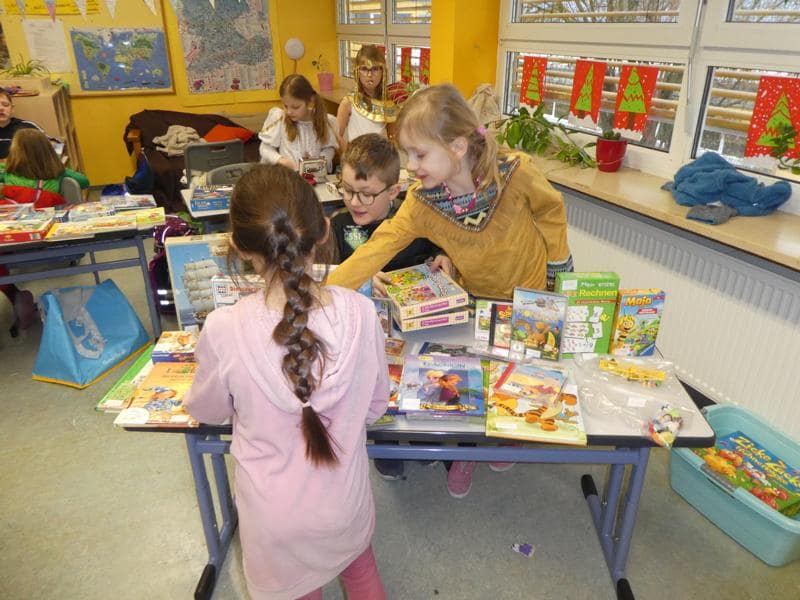 Kinder verkaufen Spiele