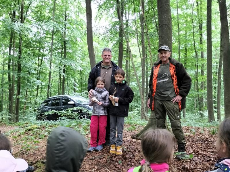 Mit den Jägern im Wald