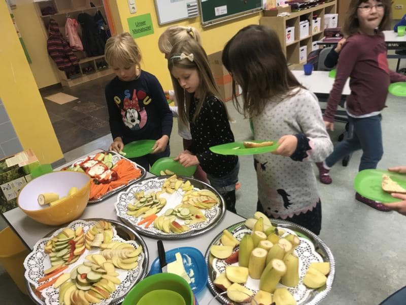 Kinder am Buffet